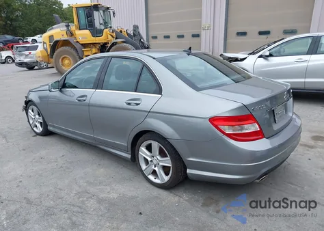2010 Mercedes-Benz C 300 Sport 4Matic z USA, uszkodzony, nr VIN WDDGF8BB2AR106818